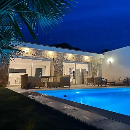 Vila Neuve Avec Piscine 3 140 M2