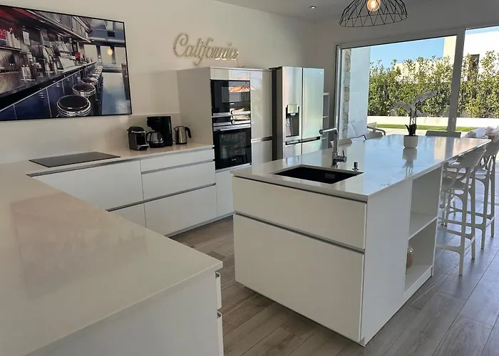 Neuve Avec Piscine 3 140 M2 *