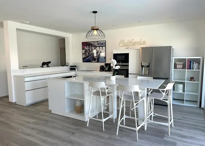 Villa Neuve Avec Piscine 3 140 M2 *